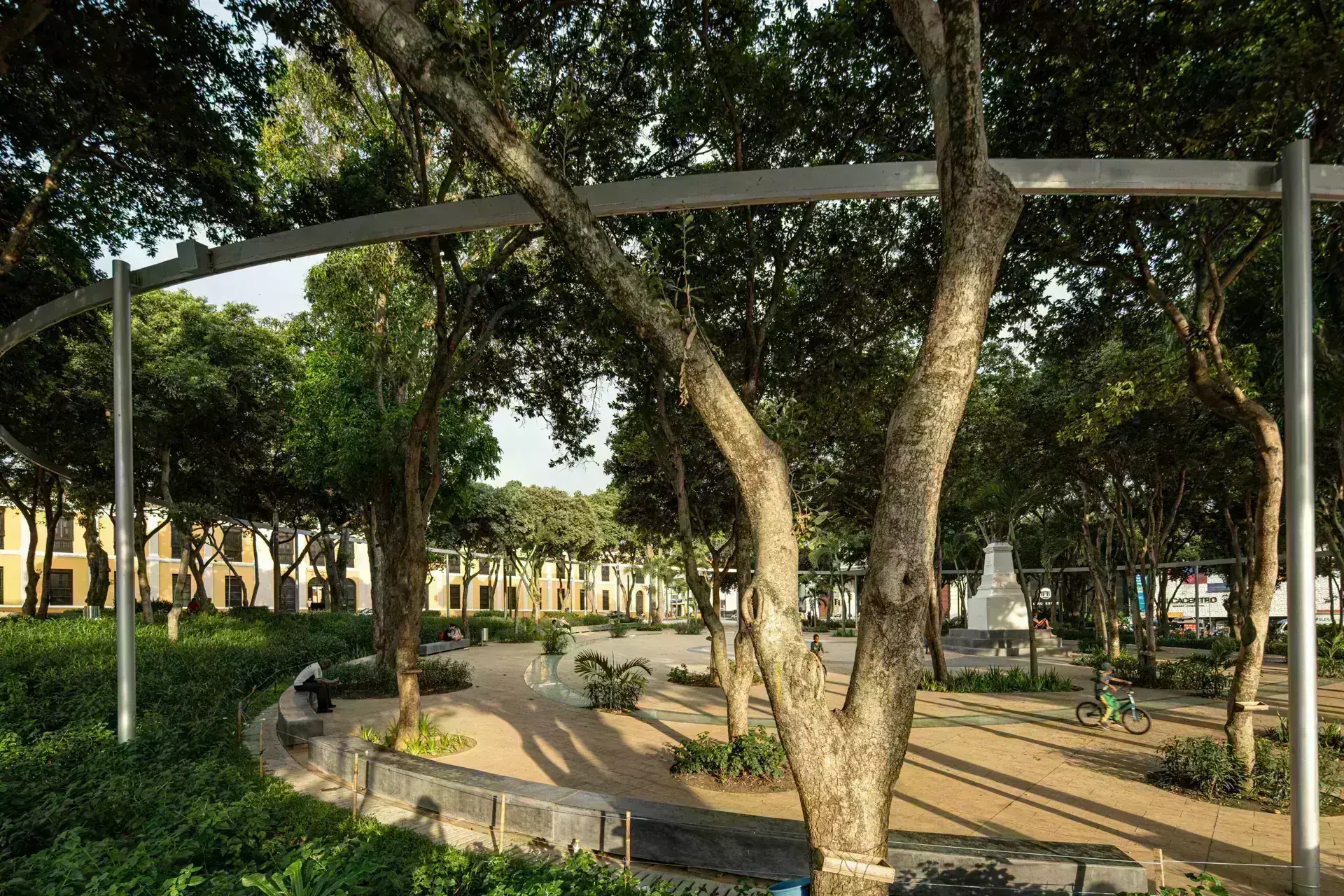 Peatones y ciudadanos disfrutando de las áreas verdes y recreativas del parque.